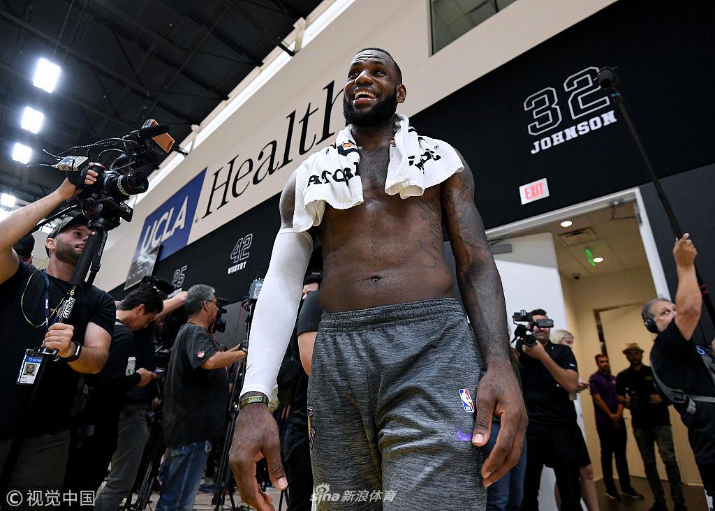 湖人训练备战新赛季 詹皇光膀子引关注