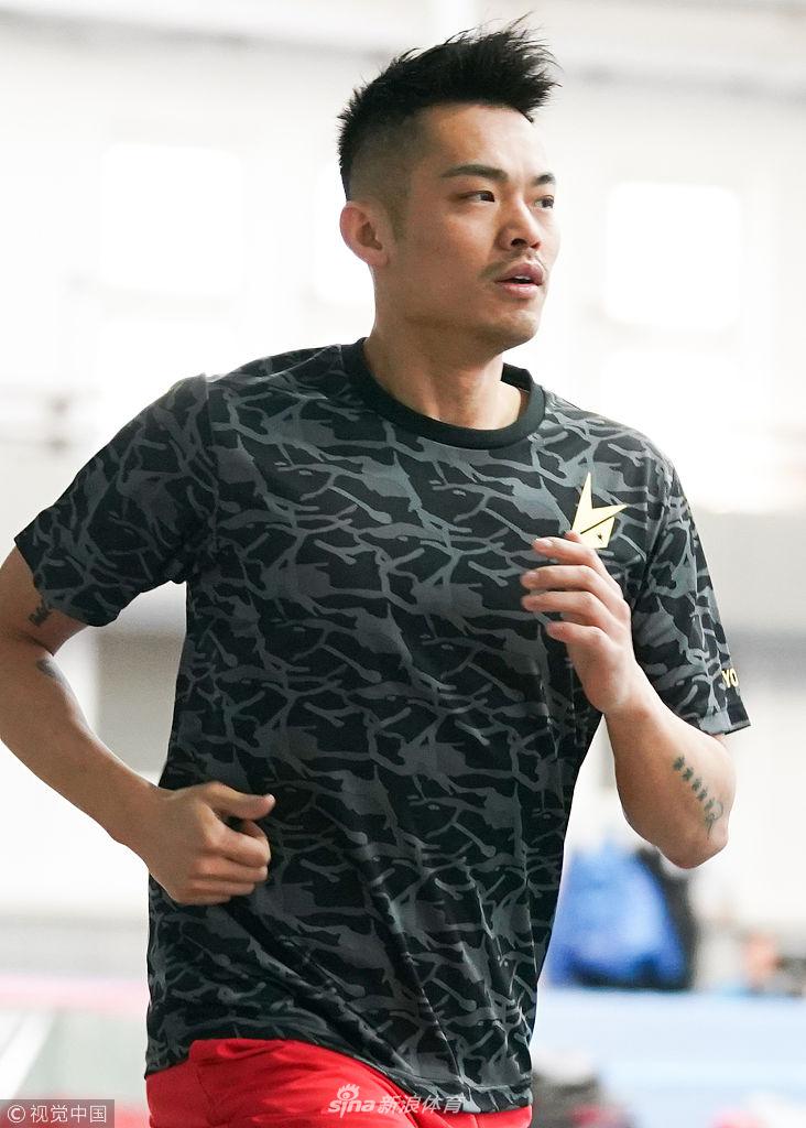 林丹自我加练到田径队跑圈