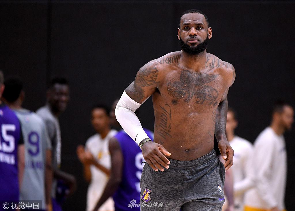 湖人训练备战新赛季 詹皇光膀子引关注