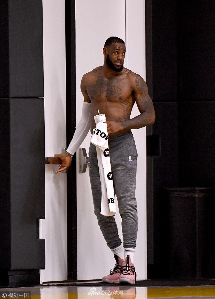 湖人训练备战新赛季 詹皇光膀子引关注