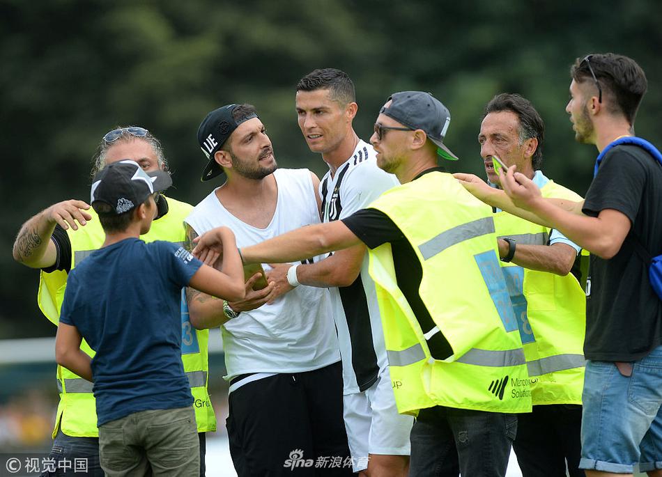 C罗尤文首秀被众多球迷冲入场内亲吻