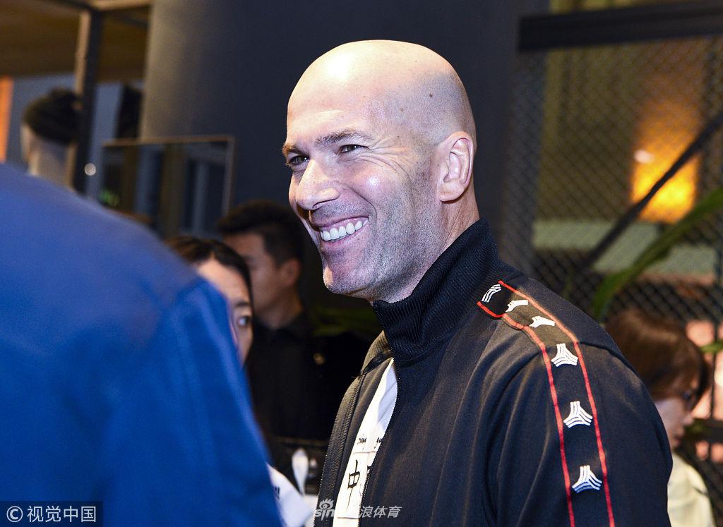 齐达内空降上海捞金 穿“中国”T恤受球迷热捧