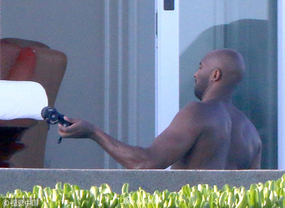 暗中观察！退休干部科比望远镜与记者对视