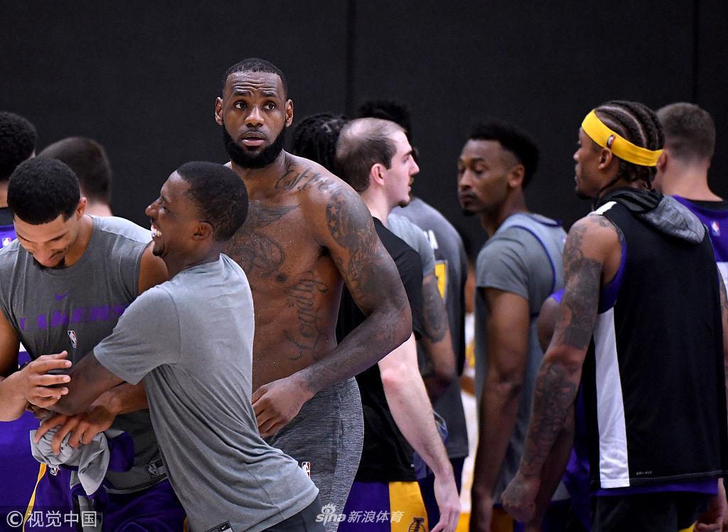湖人训练备战新赛季 詹皇光膀子引关注