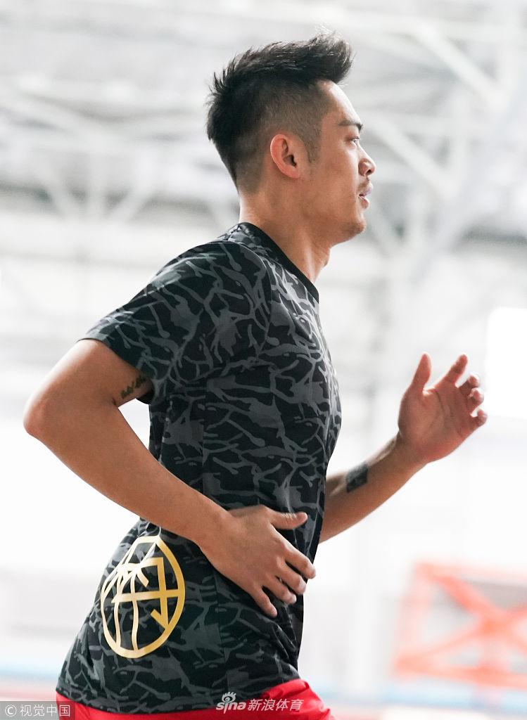 林丹自我加练到田径队跑圈