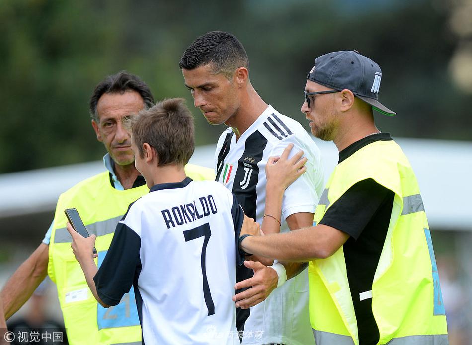 C罗尤文首秀被众多球迷冲入场内亲吻