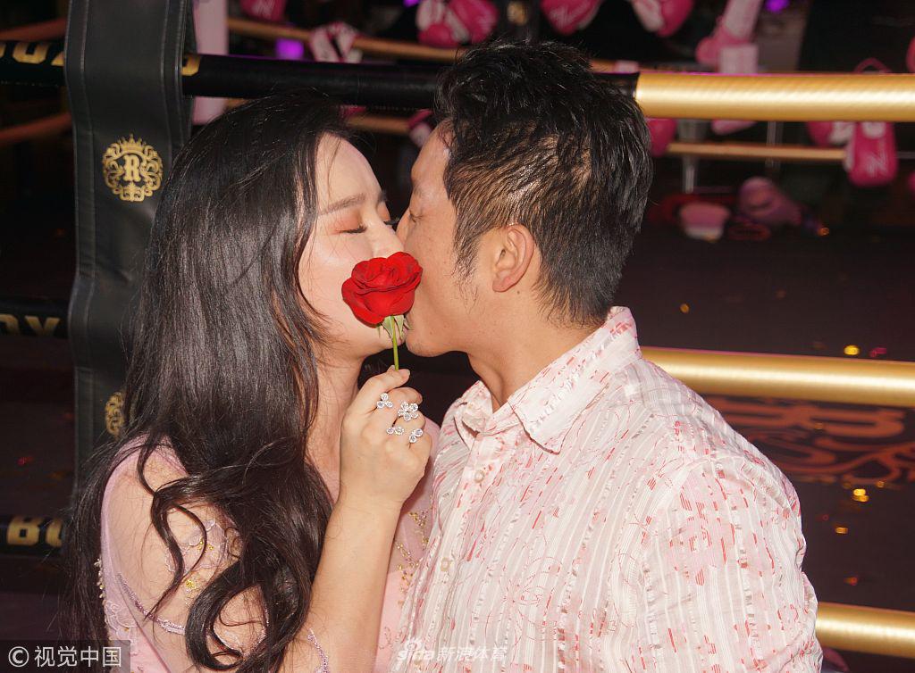 邹市明一家为冉莹颖庆生撒狗粮