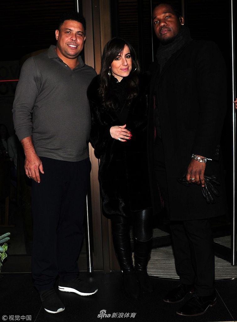 罗纳尔多被多名女球迷环绕求合影