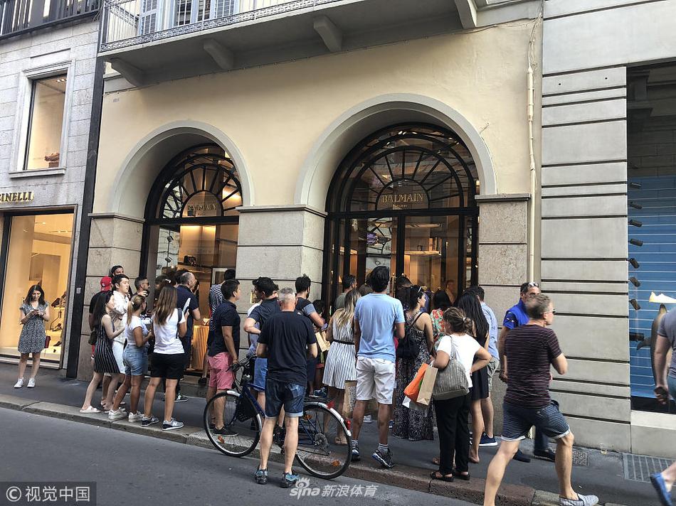 C罗携女友米兰扫货引球迷围观