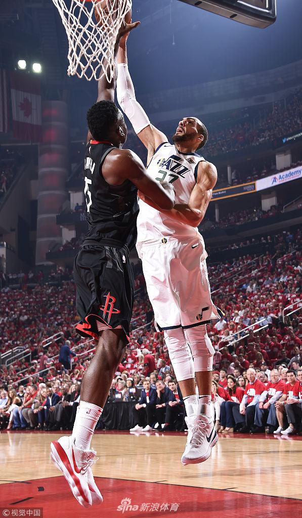 戈伯特篮下强打