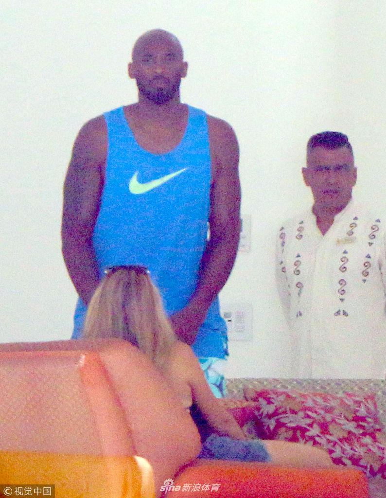 暗中观察！退休干部科比望远镜与记者对视