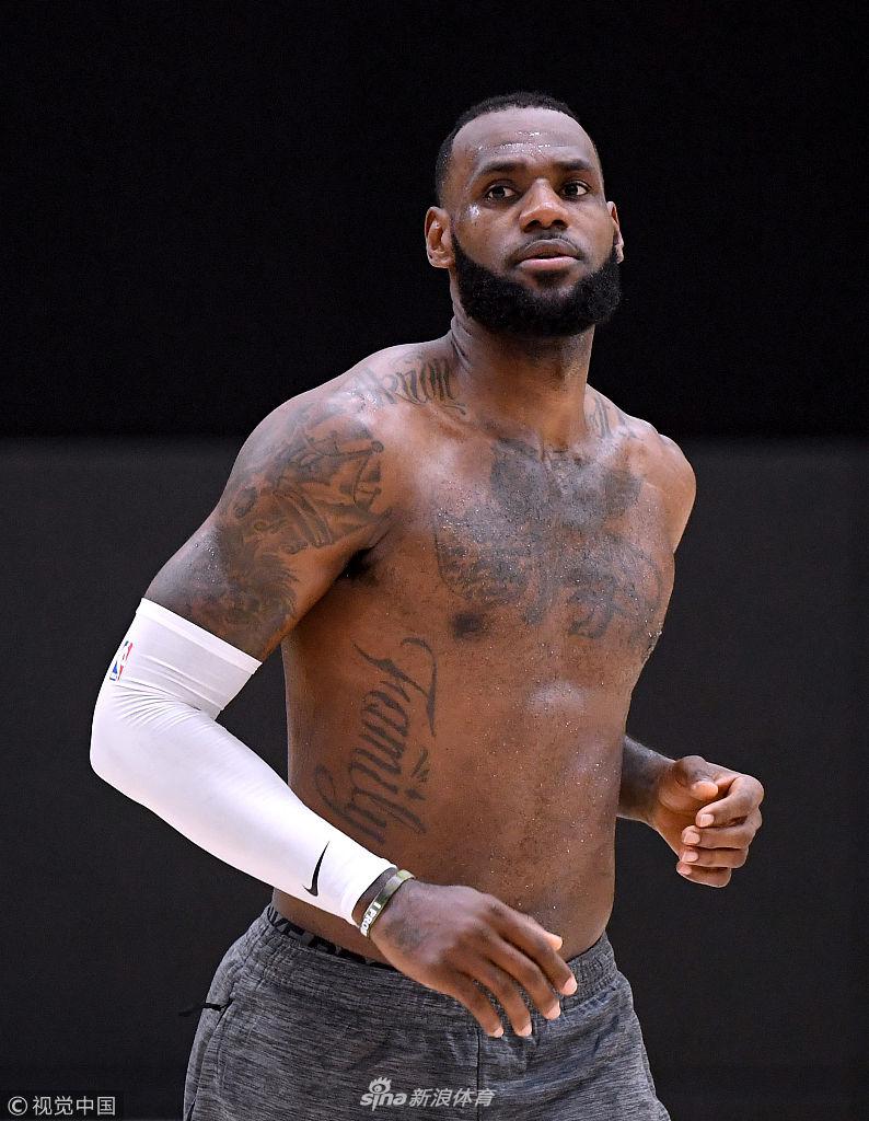 詹姆斯秀出好身材