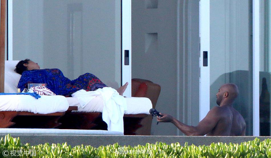 暗中观察！退休干部科比望远镜与记者对视