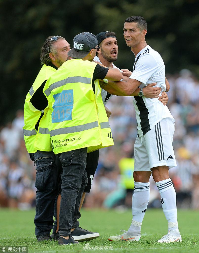 C罗尤文首秀被众多球迷冲入场内亲吻