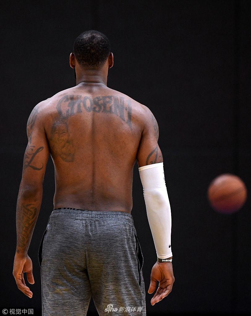 湖人训练备战新赛季 詹皇光膀子引关注