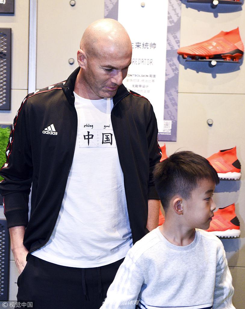 齐达内空降上海捞金 穿“中国”T恤受球迷热捧