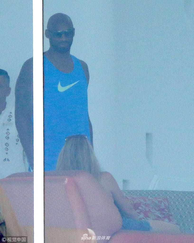 暗中观察！退休干部科比望远镜与记者对视