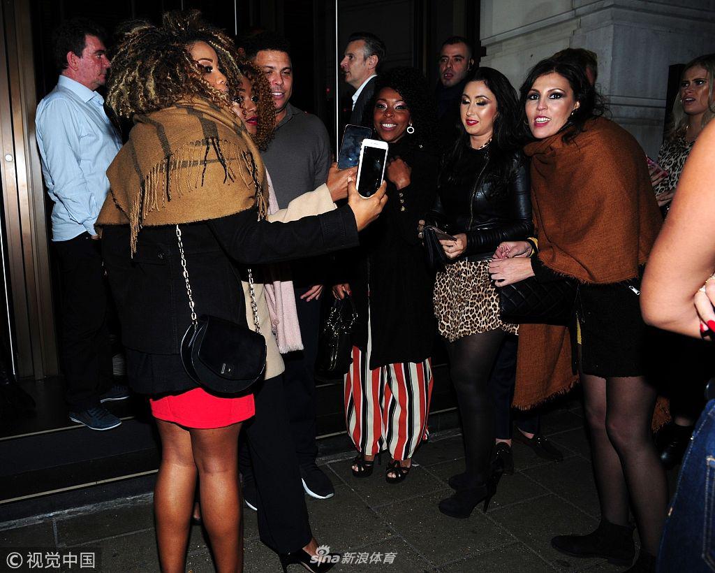 罗纳尔多被多名女球迷环绕求合影