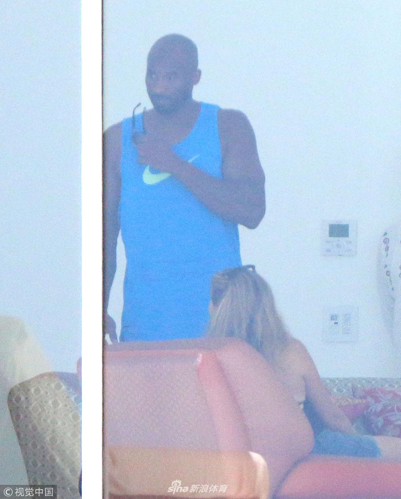 暗中观察！退休干部科比望远镜与记者对视