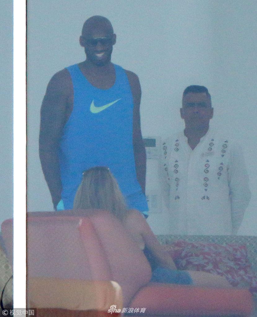 暗中观察！退休干部科比望远镜与记者对视