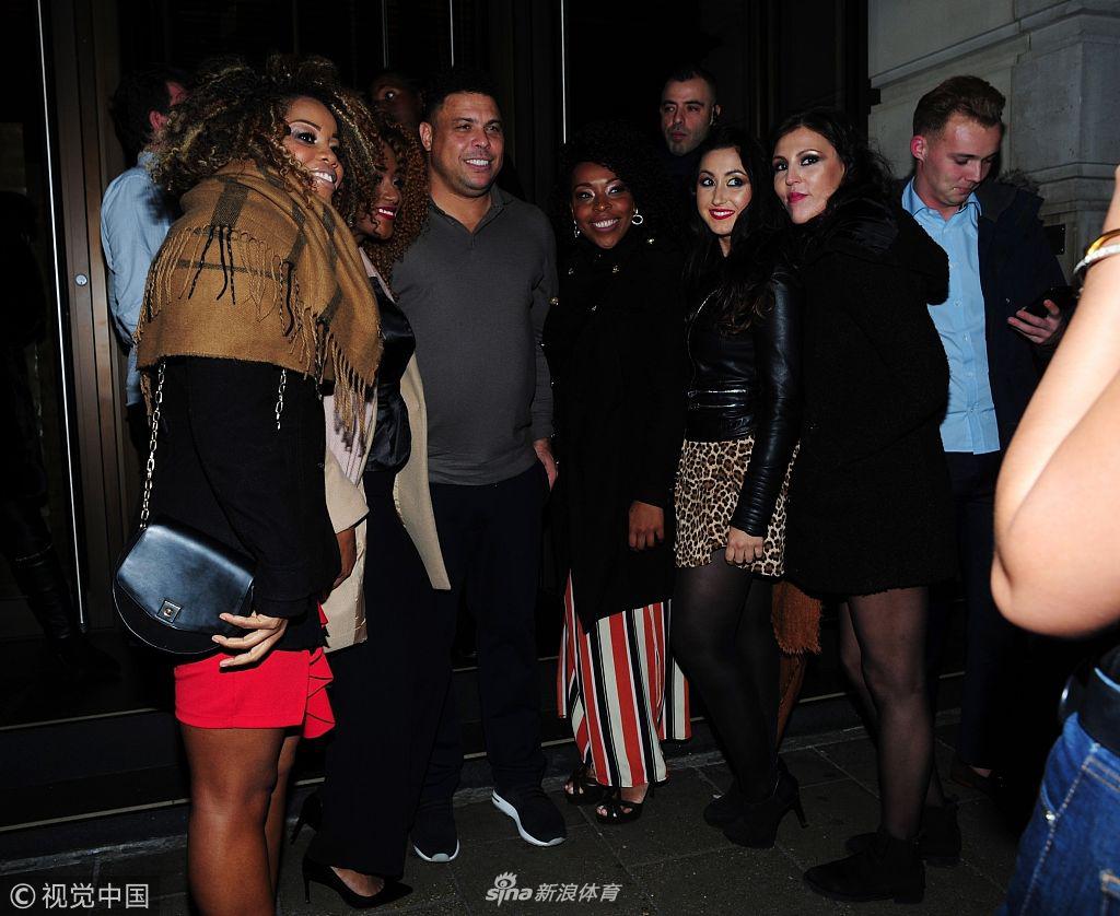 罗纳尔多被多名女球迷环绕求合影