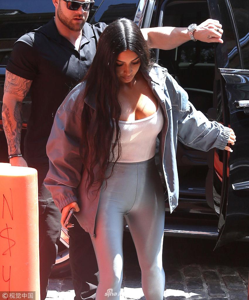 金卡戴珊出街身材紧致丰满