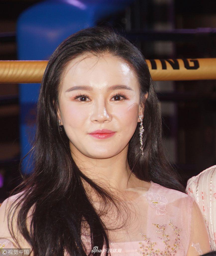 邹市明一家为冉莹颖庆生撒狗粮