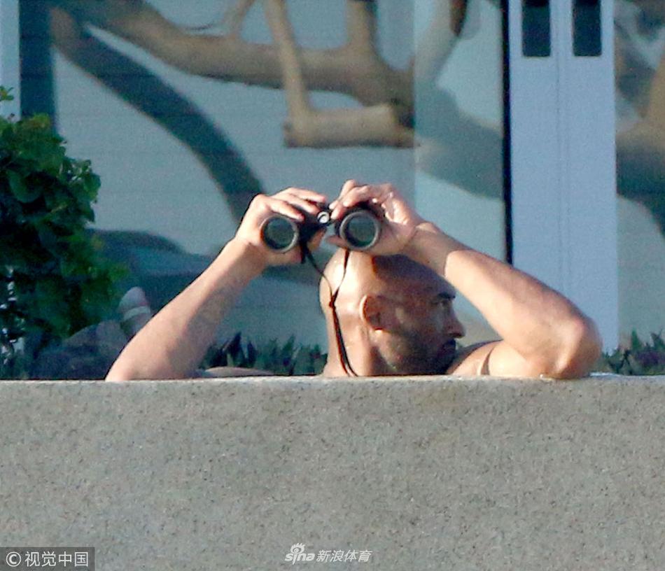 暗中观察！退休干部科比望远镜与记者对视