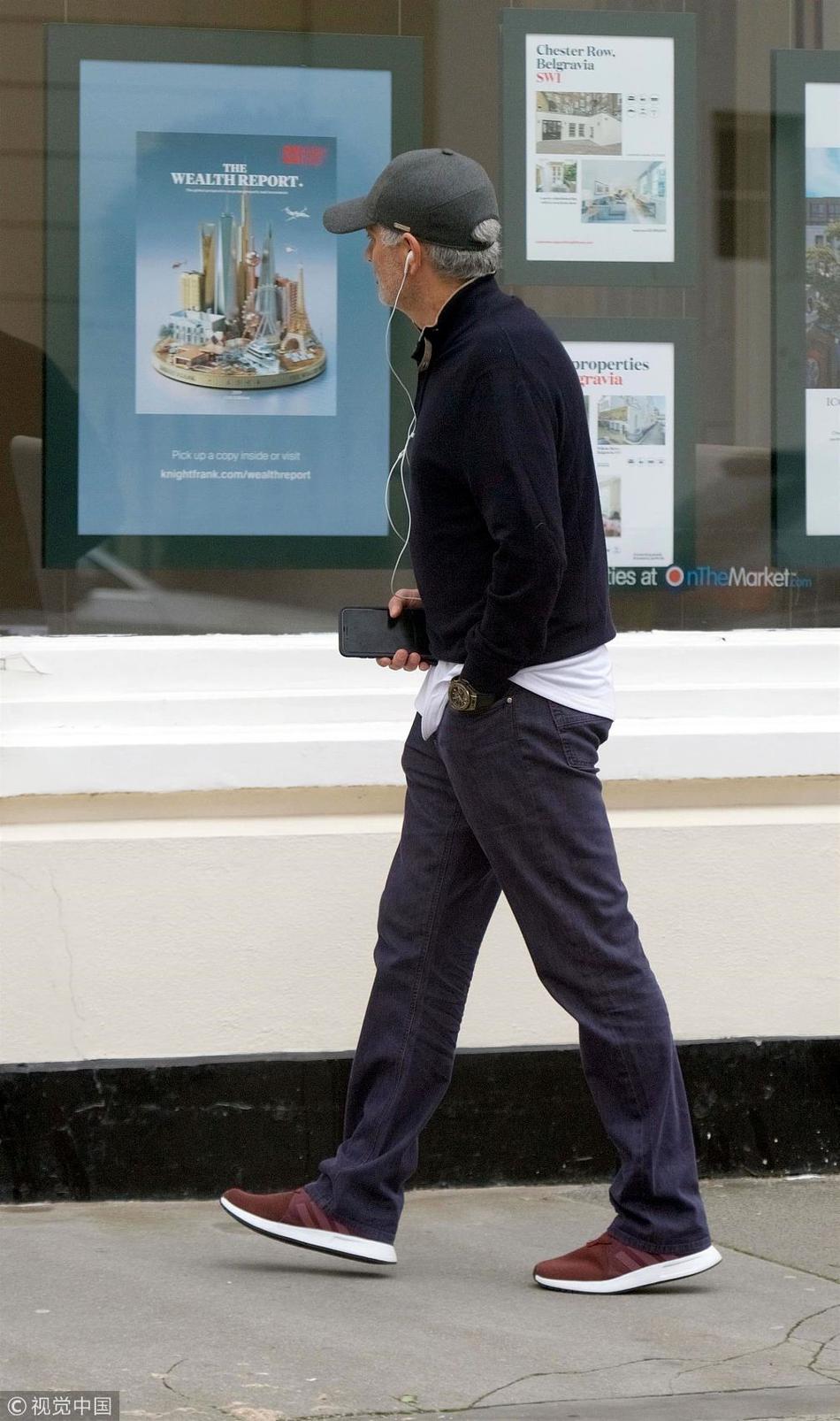 穆里尼奥现身伦敦街头听歌逛街悠哉十足