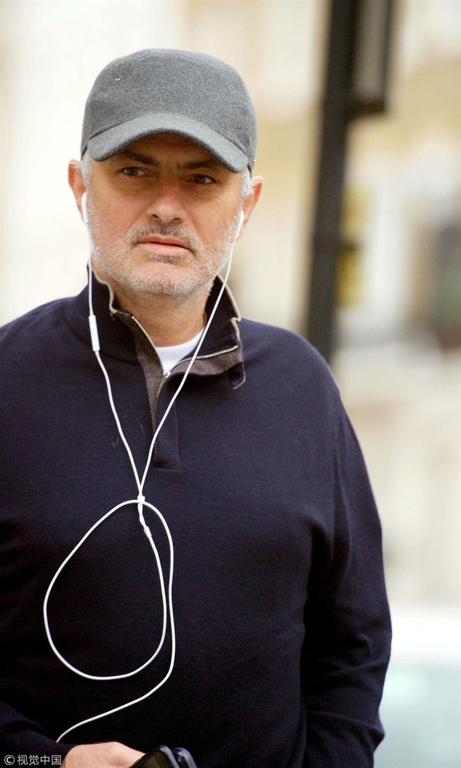 穆里尼奥现身伦敦街头听歌逛街悠哉十足