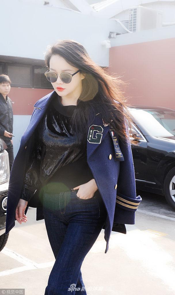 拳王邹市明美妻冉莹颖现身机场 熟女范十足
