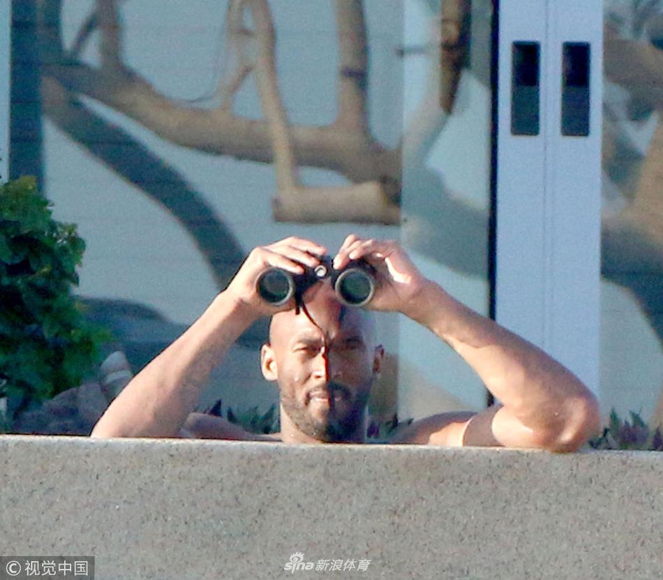 暗中观察！退休干部科比望远镜与记者对视