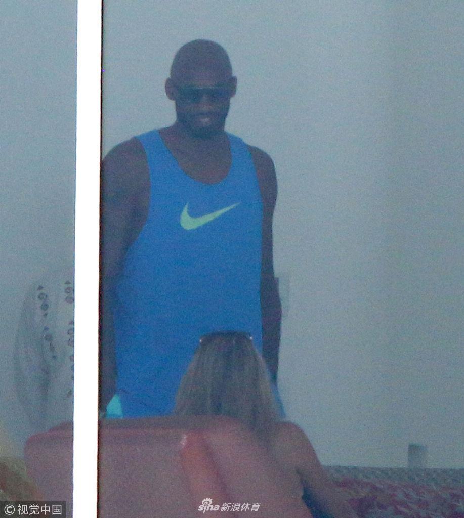 暗中观察！退休干部科比望远镜与记者对视