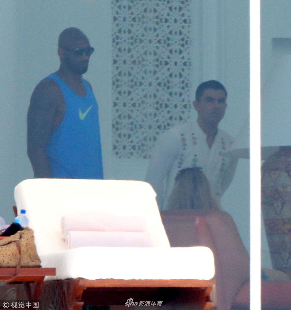 暗中观察！退休干部科比望远镜与记者对视