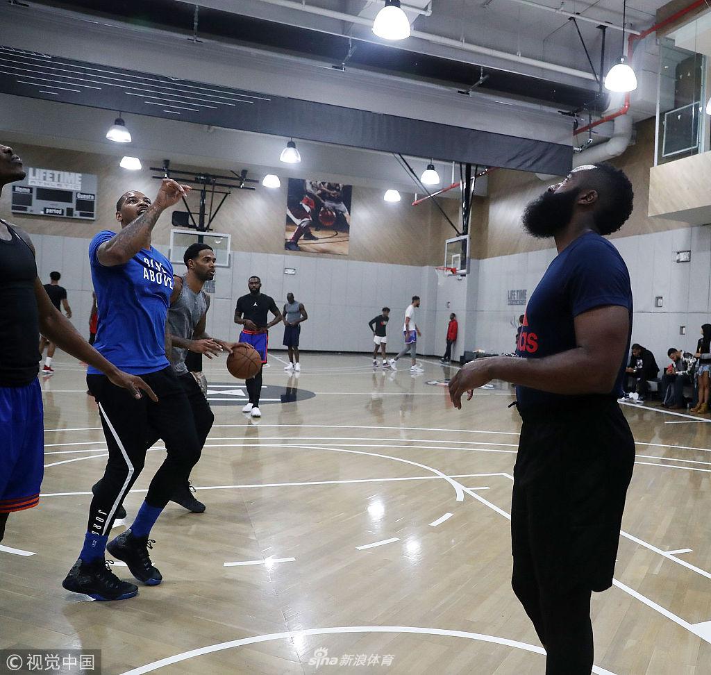 哈登看安东尼投篮