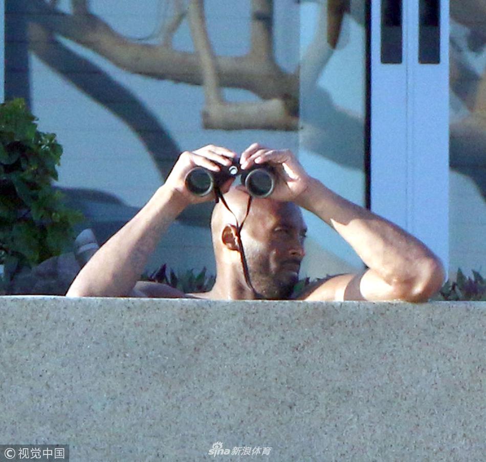 暗中观察！退休干部科比望远镜与记者对视