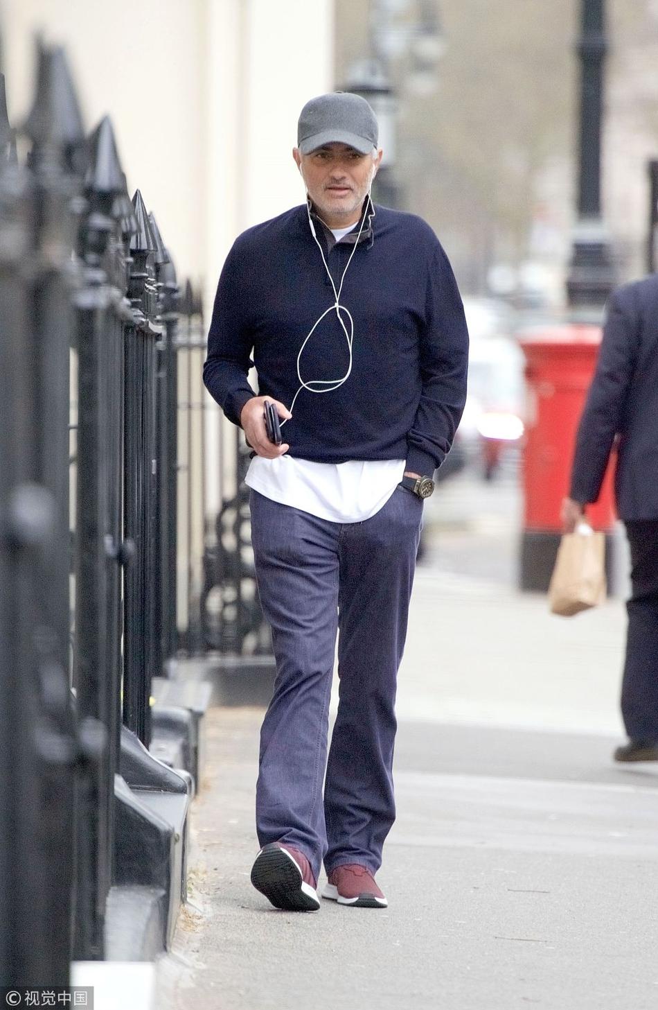 穆里尼奥现身伦敦街头听歌逛街悠哉十足
