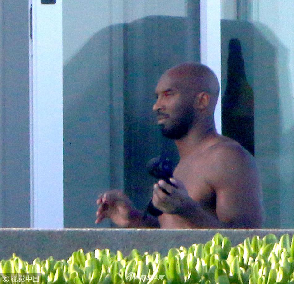 暗中观察！退休干部科比望远镜与记者对视