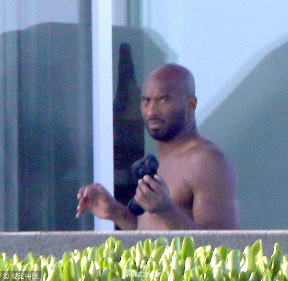 暗中观察！退休干部科比望远镜与记者对视