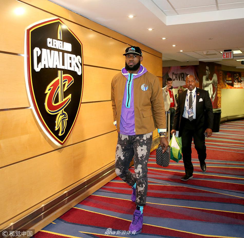 nba总决赛第三场来到骑士主场克利夫兰,赛前双方球员入场