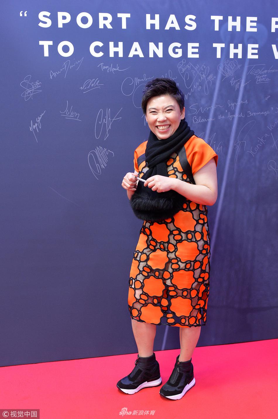 邓亚萍、菲戈领衔众星亮相红毯