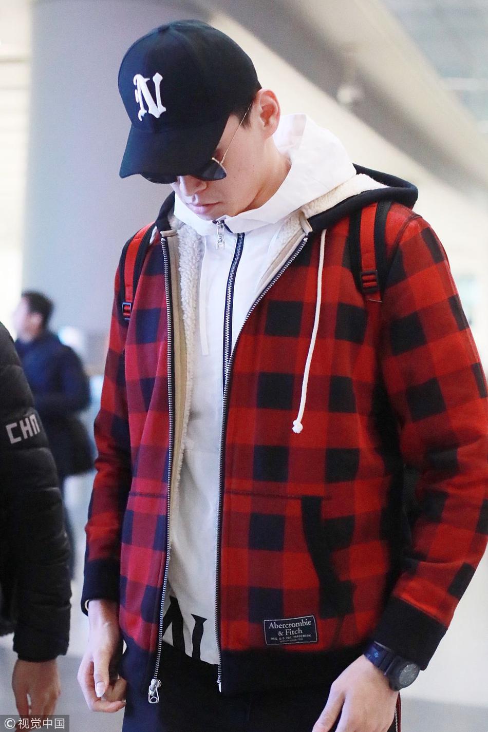 孙杨休闲风亮相手插兜化身冷酷boy