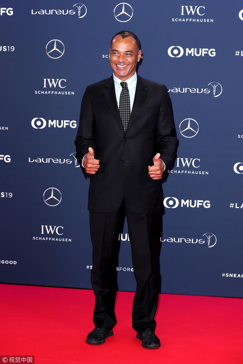 邓亚萍、菲戈领衔众星亮相红毯