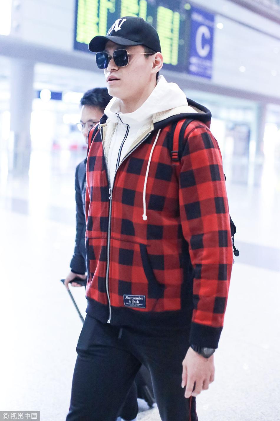 孙杨休闲风亮相手插兜化身冷酷boy