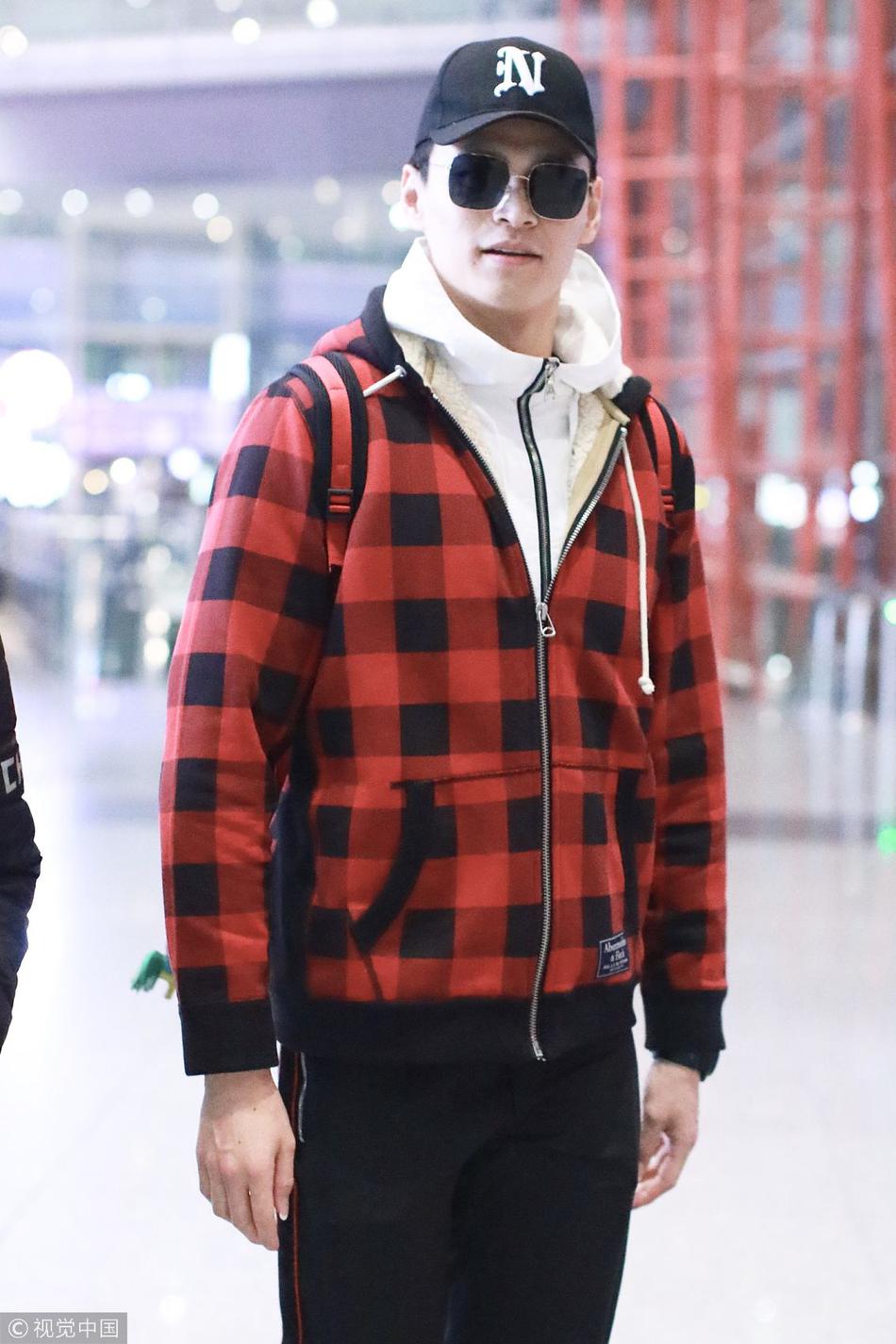 孙杨休闲风亮相手插兜化身冷酷boy