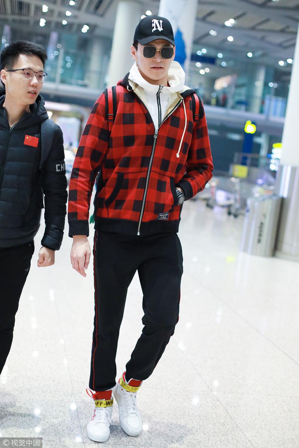孙杨休闲风亮相手插兜化身冷酷boy