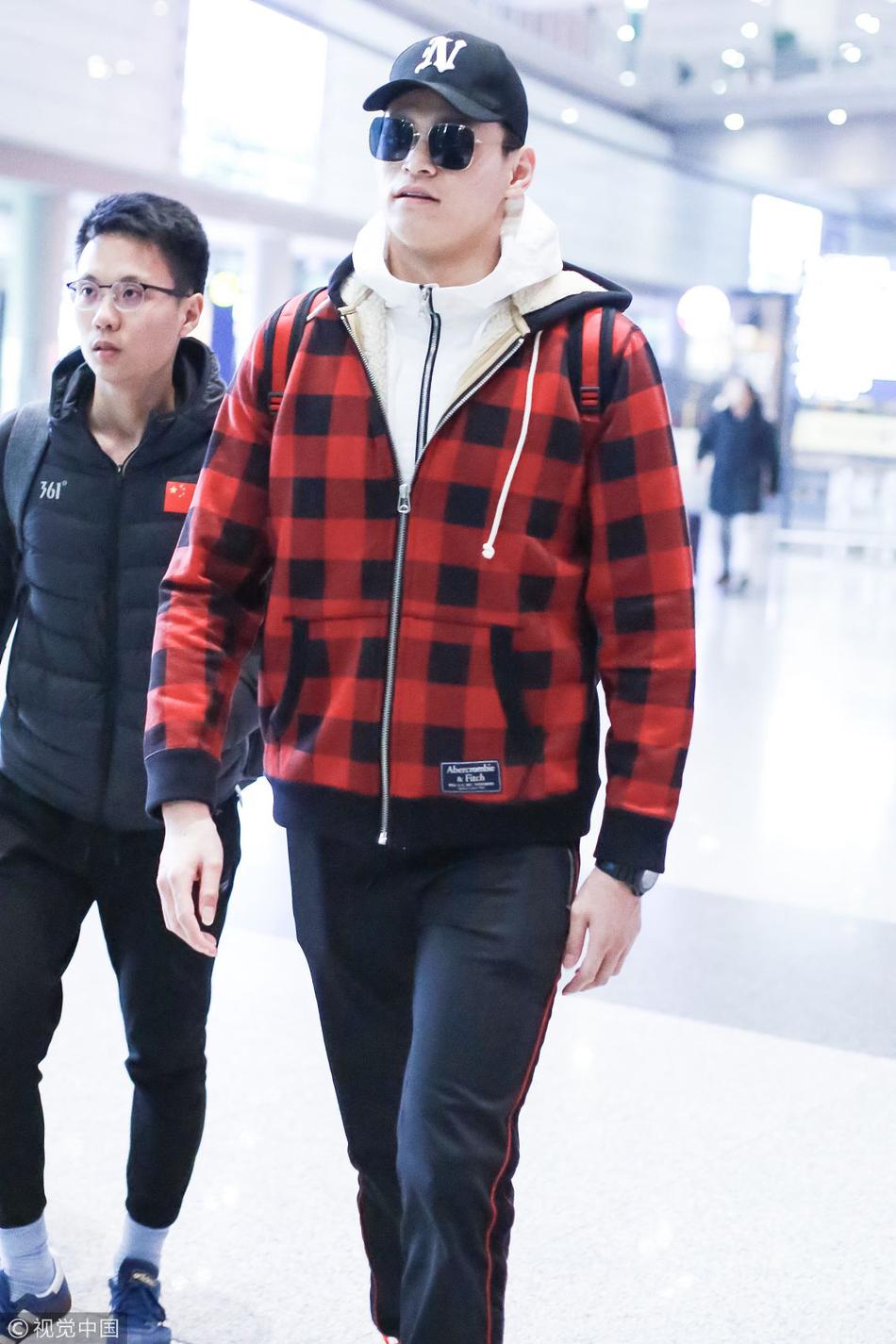 孙杨休闲风亮相手插兜化身冷酷boy