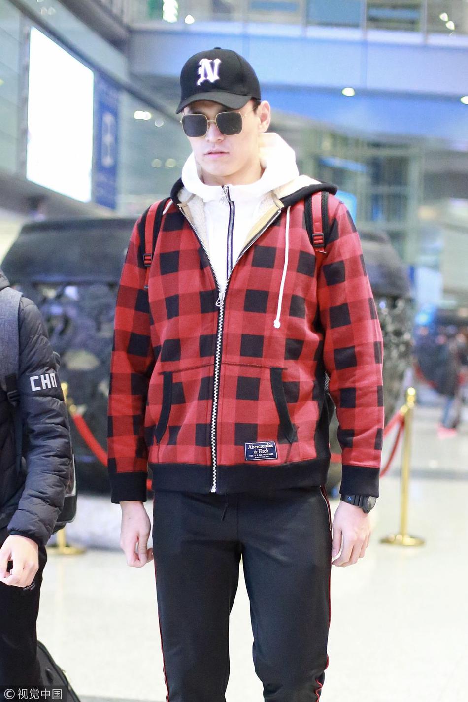 孙杨休闲风亮相手插兜化身冷酷boy