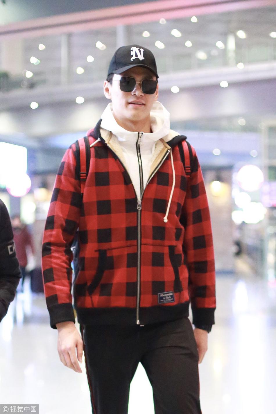 孙杨休闲风亮相手插兜化身冷酷boy