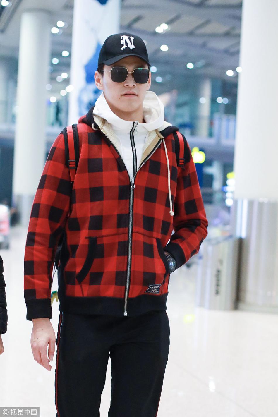 孙杨休闲风亮相手插兜化身冷酷boy